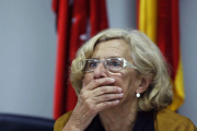 La alcaldesa de Madrid, Manuela Carmena, durante la rueda de prensa que ha ofrecido hoy tras la reunión que mantenido con los trabajadores sociales de las juntas de distrito, su primer acto oficial desde la llegada al cargo.-Foto: EFE/ JUAN CARLOS HIDALGO