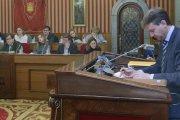 El alcalde, Javier Lacalle, preside un Pleno municipal y al fondo su equipo de Gobierno del Partido Popular.-RAÚL G. OCHOA
