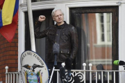 Assange en el balcón de la embajada de Ecuador en Londres.-/ EFE / ANDY RAIN