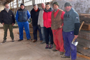 los miembros de la Real Cabaña de Carreteros, con Sara Antolín, coordinadora del proyecto en el que muchos de ellos colaboran con sus experiencias y recuerdos .-R. F.