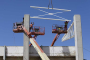 Un momento, ayer, del montaje de la estructura del Fondo Norte.-ISRAEL L. MURILLO