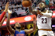 James juega ante Drummond, de los Pistons.-USA TODAY / KEN BLAZE