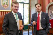 Los responsables de los grupos del PP, Javier Lacalle, y del PSOE, Daniel de la Rosa, conversan antes de un Pleno.-RAÚL G. OCHOA