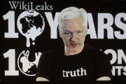 Julian Assange, en su aparición por videoconferencia.-MARKUS SCHREIBER / AP