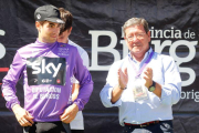 MIkel Landa en el podio con el maillot morado definitivo.-SANTI OTERO