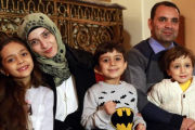 Bana Alabed con su madre, Fatemah Alabed, su hermano Nour C., su padre Ghassan Alabed t su hermano menor Laith R., durante una entrevista en Ankara (Turquía). El 22 de diciembre de 2016.-ADEM ALTAN / AFP