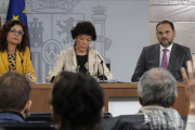 La ministra de Hacienda, María Jesús Montero,  la portavoz del Gobierno, Isabel Celáa,  y el ministro de Fomento,  José Luis Ábalos, durante la rueda de prensa posterior al Consejo de Ministros.-ZIPI (EFE)