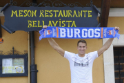 Sedekerskis posa con la bufanda del San Pablo Burgos, ayer, a su llegada a Burgos.-SPB / MARÍA GONZÁLEZ