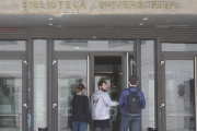 Un grupo de alumnos entra en la biblioteca de la Universidad.-ISRAEL L. MURILLO