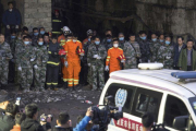 Los equipos de rescate hacen un minuto de silencio por los mineros muertos tras encontrar sus cuerpos sin vida, el martes, en la provincia de Chongqing (China)-AP / LIU CHAN