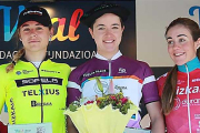 Sara Martín -izquierda- fue tercera en la Vuelta a Álava.-@SOPELATEAM