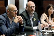 Los diputados de ERC, Raül Romeva, y JxCat, Eduard Pujol, en el Parlament.-ANDREU DALMAU (EFE)