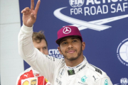 Lewis Hamilton saluda al público tras lograr la ''pole' en Canadá.-Ryan Remiorz