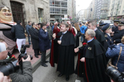 El alcalde Javier Lacalle, con capa castellana, y otros corporativos a su llegada a Gamonal para participar en la comitiva y la misa en honor a la Virgen de Las Candelas.-RAÚL OCHOA