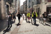 Miembros de Imagina a su paso por la calle San Juan.-ECB