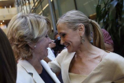 Esperanza Aguirre y Cristina Cifuentes charlan durante la primera jornada del pleno de investidura a la Presidencia de la Comunidad de Madrid.-Foto: EFE/ PACO CAMPOS