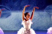 Los cisnes blancos bailarán sobre las tablas en una escenografía realizada con arena y animación digital que traslada al público a otro mundo.-Morfeo