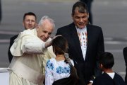 El Papa saluda a uns niños indígenas ante la mirada del presidente de Ecuador, Rafael Correa.-Foto:   EFE / JOSÉ JACOME RIVERA