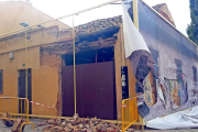 Los cascotes continuaban ayer junto a los restos de la antigua fábrica de muebles.-L. V.