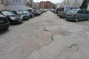 Los socavones en la entrada al aparcamiento desde la calle Lavaderos son enormes, como se puede comprobar en la fotografía, y evidencian el abandono de años que sufre la zona.-RAÚL OCHOA