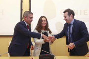 Los representantes de las diferentes entidades durante la firma del acuerdo de colaboración.-ISRAEL L. MURILLO