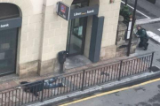 El atracador identificado como J. M. S. V. quedó tendido en el suelo al resultar herido y fue rápidamente detenido.-