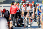 Varios miembros de la organización y compañeros atienden al ciclista británico del equipo Dimension Data Mark Cavendish (en el suelo) después de una caida múltiple durante el esprint final de la 4ª etapa del Tour de Francia-EFE