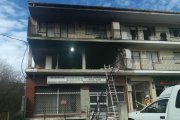 Un grupo de operarios municipales trabaja, ayer al mediodía, en el 35 de la calle Eladio Bustamante de Villasana.-D. H.