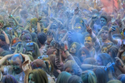 Los polvos de colores llegaron de la India para pintar de felicidad la plaza de la Libertad durante toda la tarde en la Fiesta Holi, la exitosa novedad de esta Noche Blanca.-Santi Otero