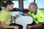 Un joven, en una imagen de archivo, pasa uno de los controles preventivos de los agentes de Tráfico en una carretera burgalesa.-ISRAEL L. MURILLO