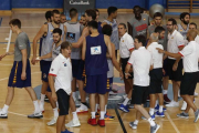 Los jugadores de la selección, al concluir el entrenamiento de este jueves en Madrid-PACO CAMPOS (EFE)