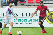 Jairo Izquierdo controla un balón en el choque del play-off de ascenso contra el Mirandés-Jose Esteban Egurrola