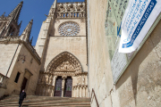 Cartel que informa del cierre de la Catedral al turismo el año pasado en Semana Santa. TOMÁS ALONSO