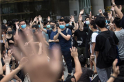 Manifestantes votan ocupar el vestíbulo del edificio en Hong Kong (China) durante una protesta en contra del proyecto de ley de extradición en Hong Kong (China), este lunes.-JEROME FAVRE (EFE)