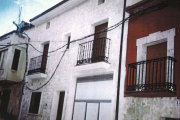 Las dueñas de la casa del balcón (izq) critican la nueva obra (centro) ha dañado su vivienda y la anexa (dcha). ECB