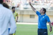 Javier Bermúdez corrige a sus jugadores en el último partido frente al Algeciras.-DANIEL GIL