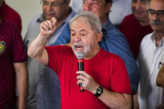 Lula se dirige a sus seguidores del sindicato metalúrgico en Sao Bernardo do Campo.-/ MARCELO CHELLO / AP