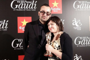 Pablo Perona y Lucía Solana, con la estatuilla, en la alfombra roja de la octava edición de los Premios Gaudí el domingo por la noche.-