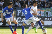 Youssef forcejea con un defensor del UD Logroñés en el partido del pasado fin de semana en El Plantío-Santi Otero