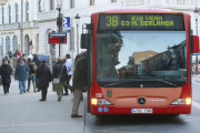 Un hombre se dispone a subir al autobús en los Soportales de Antón.-RAÚL G. OCHOA