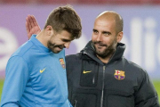 Pep Guardiola le da una colleja amistosa a Gerard Piqué en el 2011.-JORDI COTRINA