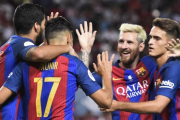 Suárez, Messi y Denis felicitan a Munir después del segundo gol del Barça en Sevilla.-EFE / RAÚL CARO
