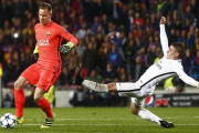 Ter Stegen evita la entrada de Verratti en la remontada del Barça sobre el PSG en el Camp Nou.-EFE