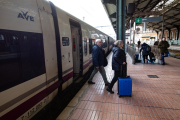 LLEGADA DE TREN AVE DE MADRID A VALLADOLID. JUAN MIGUEL LOSTAU.