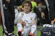 Modric se lamenta de una lesión.-EFE / BALLESTEROS
