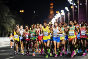 Atletas compitiendo en el maratón de los Mundiales de Doha.-JOEL MARKLUND (DPA)