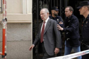 Arrestado 8 Rato sale de su despacho, el 17 de abril pasado, un día después de su detención.-JOSÉ LUIS ROCA