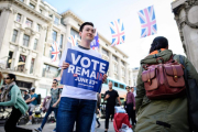 Un joven hace campaña por la permanencia.-LEON NEAL / AFP