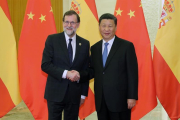 El presidente del Gobierno español, Mariano Rajoy (i), saluda al presidente de China, Xi Jinping (d), al inicio del encuentro bilateral que han mantenido hoy en el Gran Palacio del Pueblo, en el tercer viaje oficial del jefe del Ejecutivo español a China.-EFE