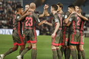 Los jugadores del CD Mirandés festejan la consecución del gol que les adelantó en el marcador en Almería-La Liga